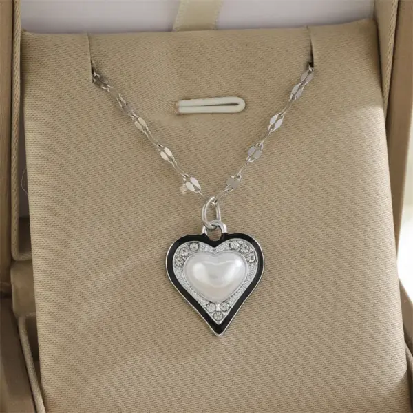 Wholesale Rack Plated 18K Gold Cross Flower Butterfly 201 Stainless Steel Imitation Pearl Zinc Alloy Simple Style Classic Pendant Necklace