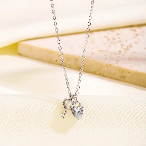 Fashionable Sweet Heart/Key Necklace For Women Suitable For Daily Dates Or Anniversaries Men Can Also Give It As A Gift To Their Wives