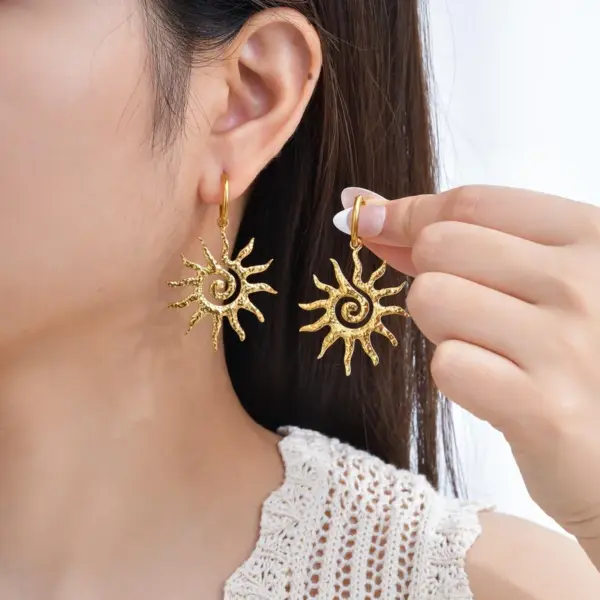 Wholesale Sun Pendant Stainless Steel Women's Jewelry Set Necklace And Earrings Trendy Design Casual Occasion Four Seasons Versatile