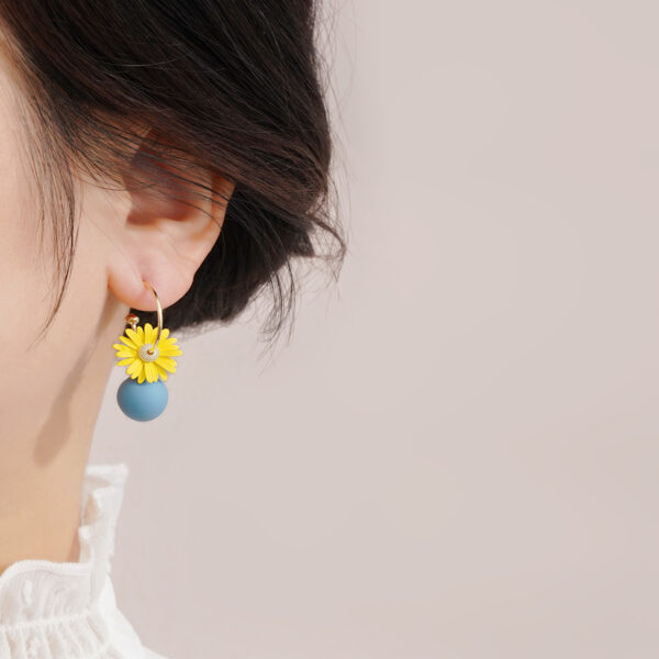 Wholesale Three-Dimensional Yellow Daisy Long Earrings Sweet Design Niche Earrings 2025 Spring Earrings New Earrings