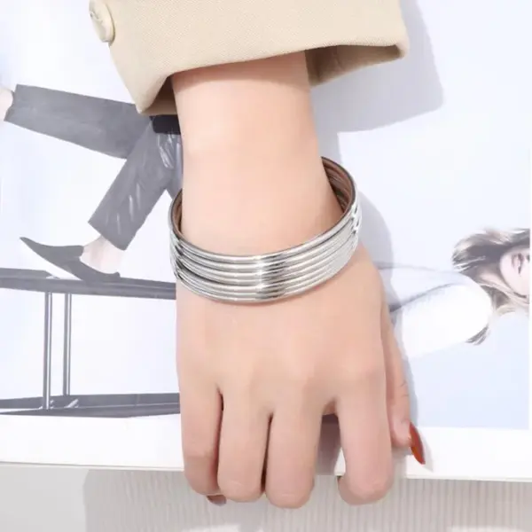 PVD Coated 18K Gold Plated Round Solid Color 304 Stainless Steel Simple Style Waterproof Non Tarnish Titanium Steel Bangle