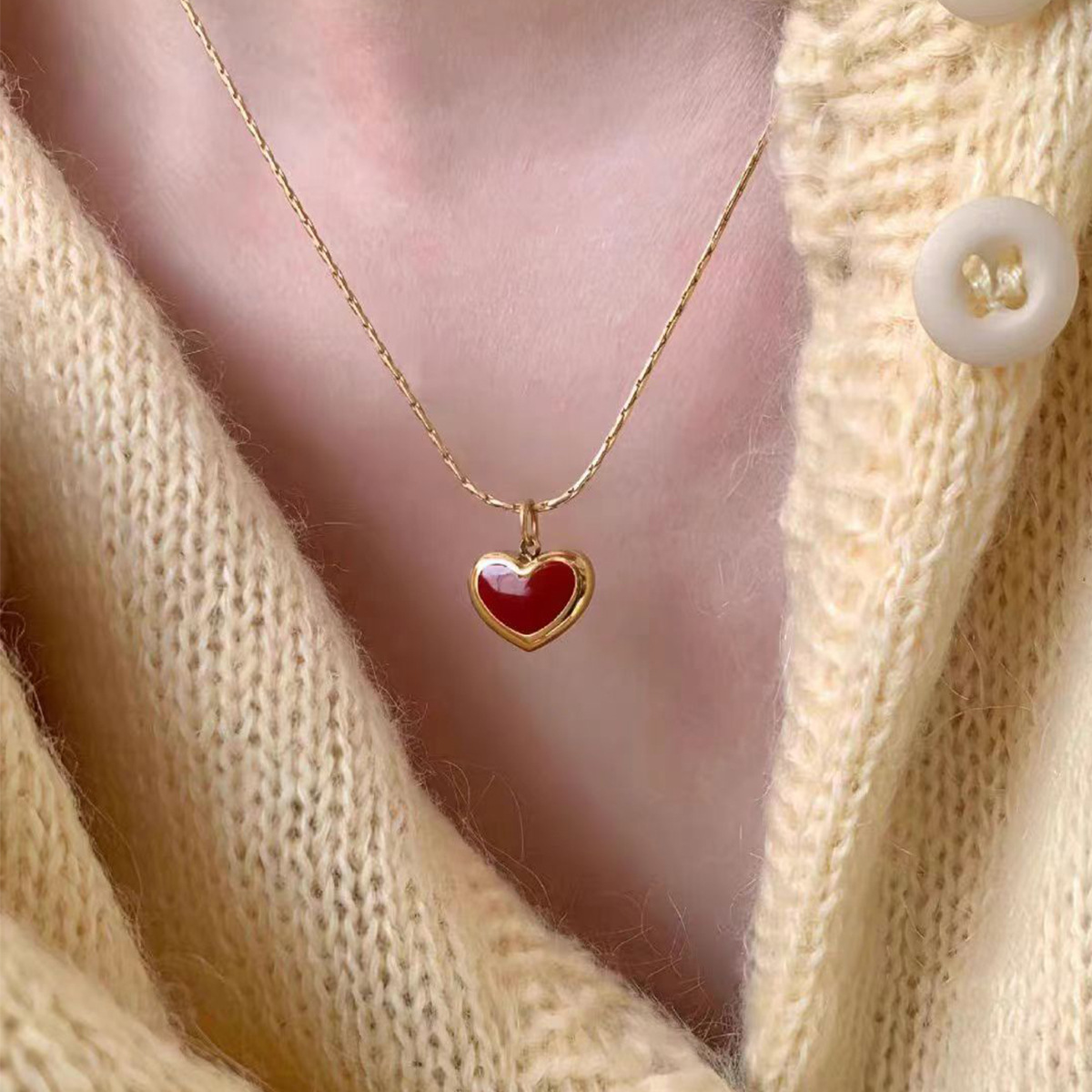 Wholesale Korean style pular sweet red heart necklace elegant exquisite small titanium steel plated 18K gold all-match clavicle chain for women