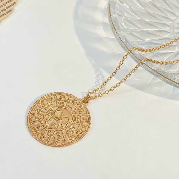 Wholesale European and American Movie Jewelry Pirates of the Caribbean Necklace Aztec Gold Coin Chain Men Skull Necklace Pendant