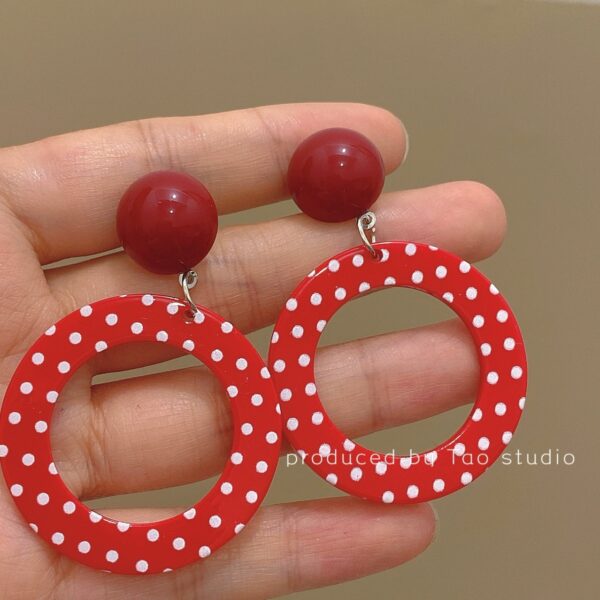 Wholesale 80 s Retro Hong Kong Style Girls' Earrings Ear Clip Ear Holes Performance Europe and America Exaerated Painless Fake Earrings Jewelry Tide