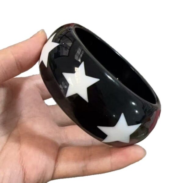 oly-35fc4508cc25701653094642d5d97c1a Wholesale Geometric circular star resin bracelet, versatile and unique Y2K women's jewelry.