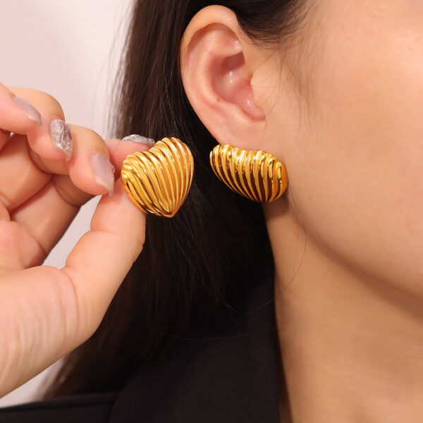 Wholesale Korean-style simple and elegant temperament sweet love shape earrings geometric vertical stripes design titanium steel gold-plated earrings