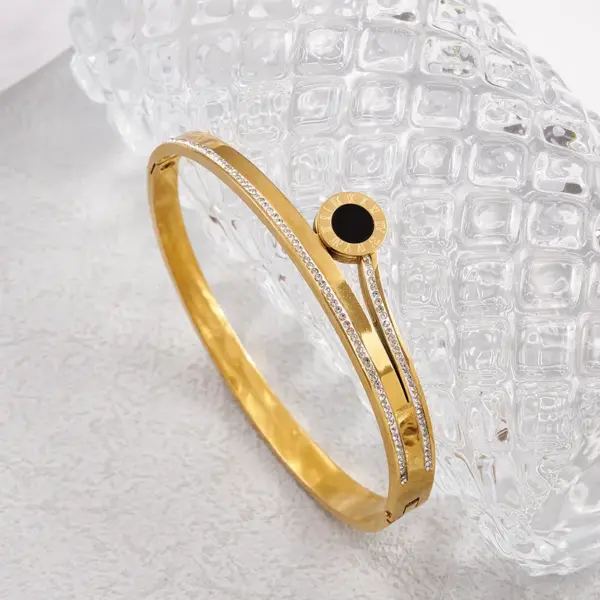 Fashionable Round And Square Butterfly Design Bracelet 304 Stainless Steel Vacuum Plated With Rhinestones And Fake Pearls Openable For Women