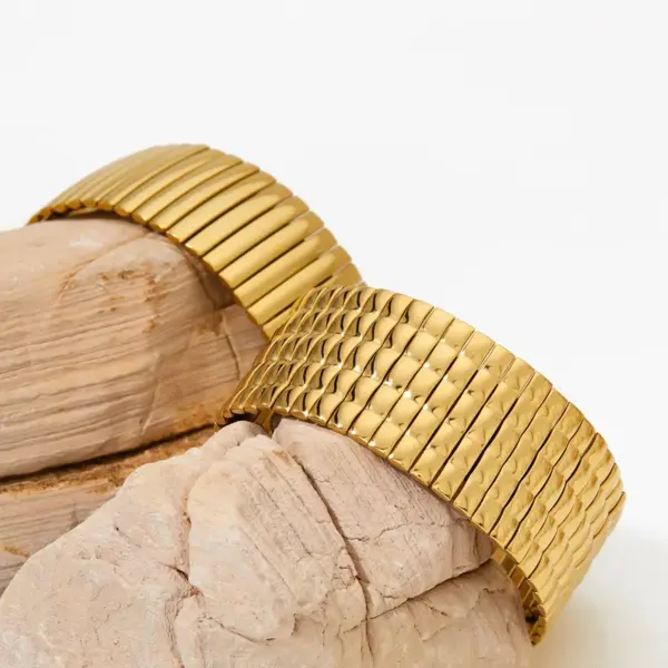 Wholesale PVD Coated Real Gold Plated 16K White Plating Stripe 304 Stainless Steel Modern Style Waterproof Non Tarnish Bangle