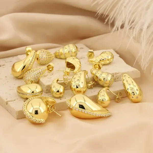 1 Pair Simple Style Water oplets Plating Inlay Copper Rhinestones Gold Plated Ear Studs