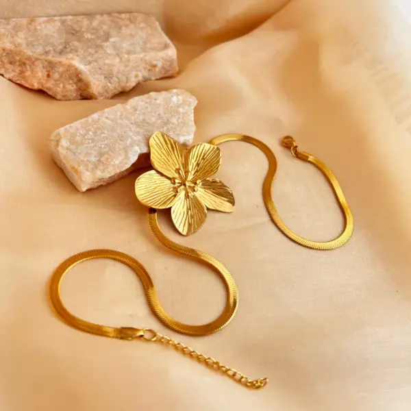 Wholesale PVD Coated Real Gold Plated 18K Gold Flower 304 Stainless Steel Casual Hawaiian Tropical Waterproof Non Tarnish 201 Stainless Steel Pendant Necklace