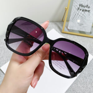 Adult regular size / bright black