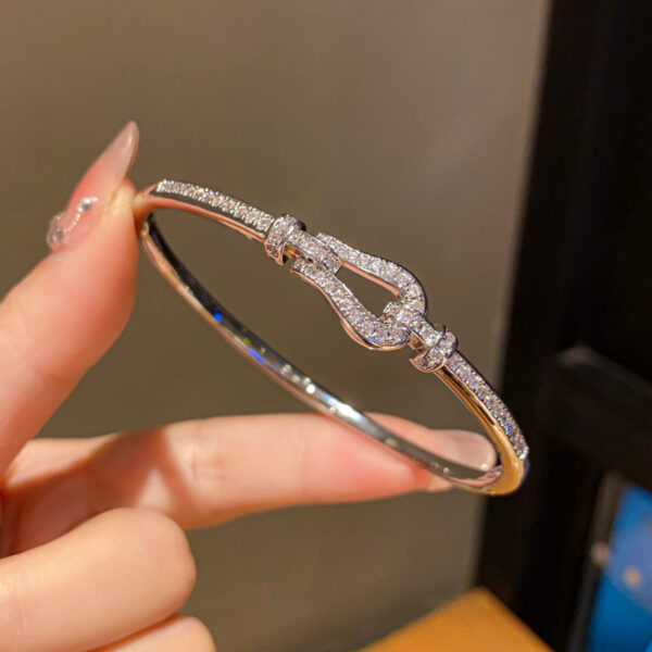 Wholesale Elegant and unique horseshoe buckle bracelet, new style, high-end, fashionable and versatile bracelet jewelry wholesale.