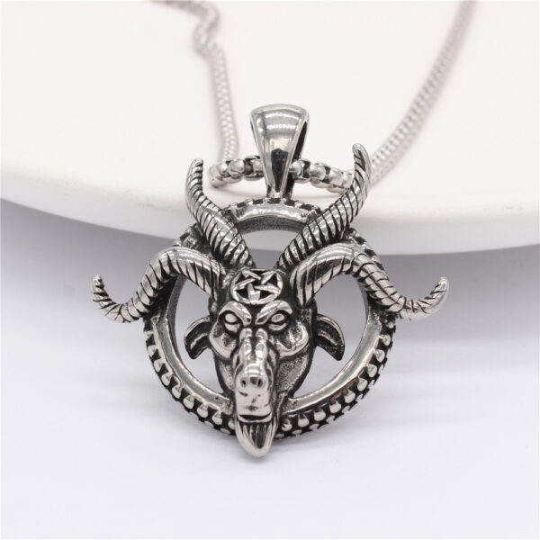 Wholesale P1079 foreign trade jewelry wholesale European and American personality retro ram horn men's titanium steel pendant necklace