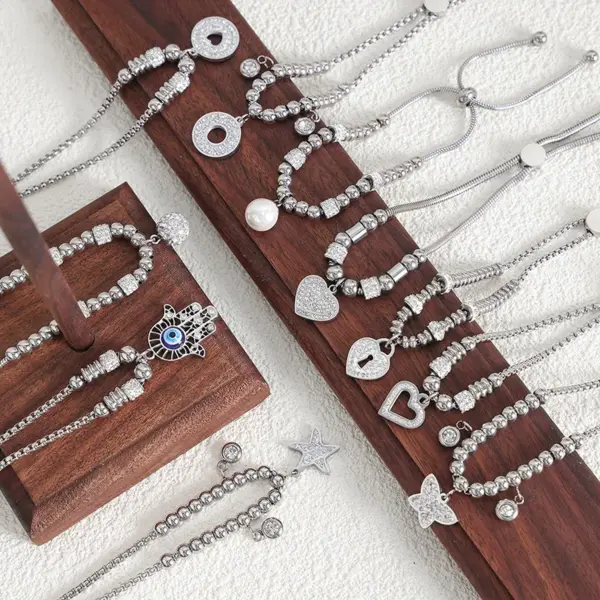 Wholesale PVD Coated Real Gold Plated 18K Gold Palm Heart Shape Eye Titanium Steel Streetwear Waterproof Non Tarnish 304 Stainless Steel Bracelets