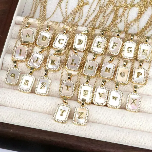Wholesale Copper 18K Gold Plated Simple Style Classic Style Plating Inlay Letter Shell Pendant Necklace