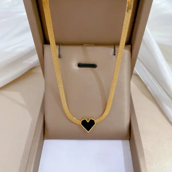 Wholesale PVD Coated Real Gold Plated Heart Shape Titanium Steel Simple Style Classic Style Waterproof Non Tarnish Titanium Steel Necklace