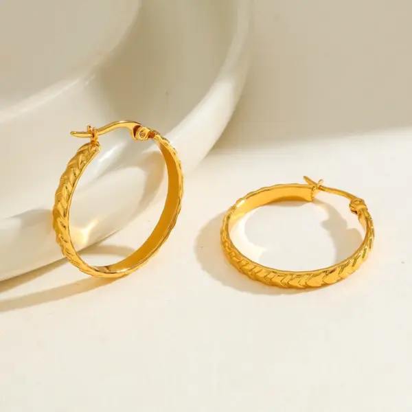 Wholesale Round Vacuum Electroplating (In Furnace) Plated 18K Real Gold 304 Stainless Steel No Inlay Material Hoop Earrings For Women