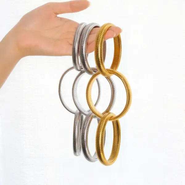 Wholesale PVD Coated 18K Gold Real Gold Plated Solid Color 304 Stainless Steel Simple Style Waterproof Non Tarnish 304 Stainless Steel Bangle