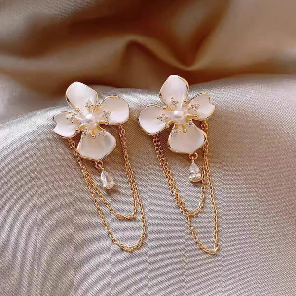 Wholesale French-style luxury earrings with diamond and pearl embellishments, featuring a unique and sophisticated aesthetic.