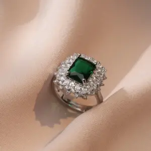 J090 Emerald Ring