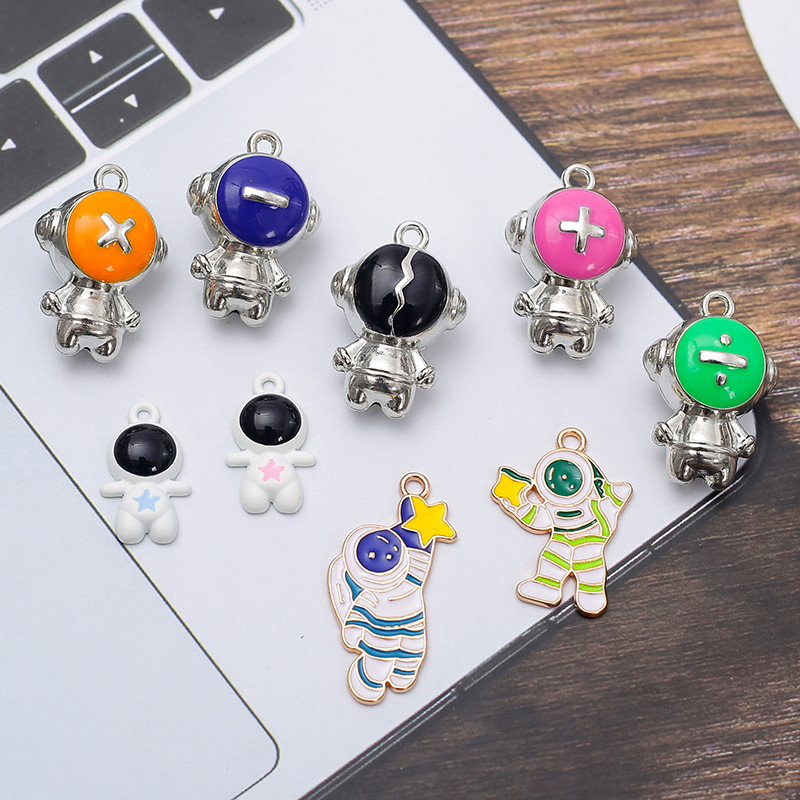 Wholesale Robot Astronaut Aessories Cute Cartoon Necklace Charms