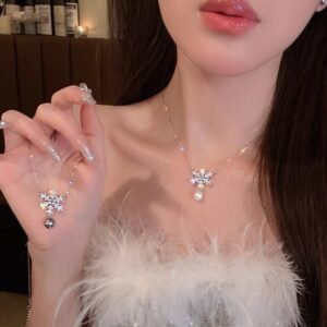 Grey snowflake pearl necklace