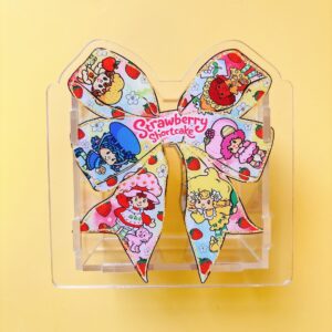 B375-strawberry girl pen holder