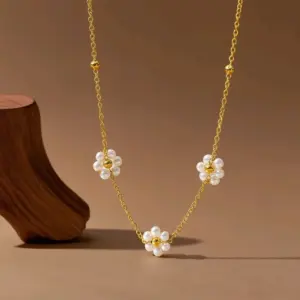 X06175-Pearl Three Flowers-Necklace- Gold