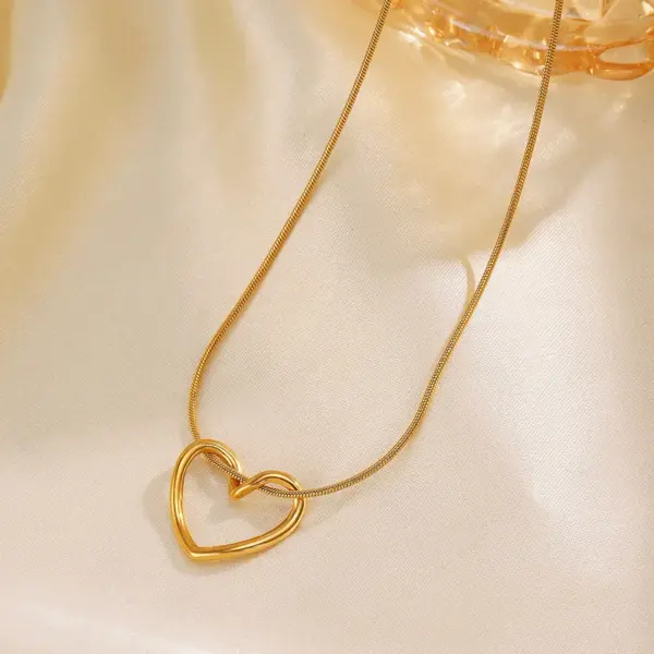Wholesale PVD Coated 18K Gold Plated Heart Shape 304 Stainless Steel Simple Style Classic Style Commute Waterproof Non Tarnish 304 Stainless Steel Pendant Necklace