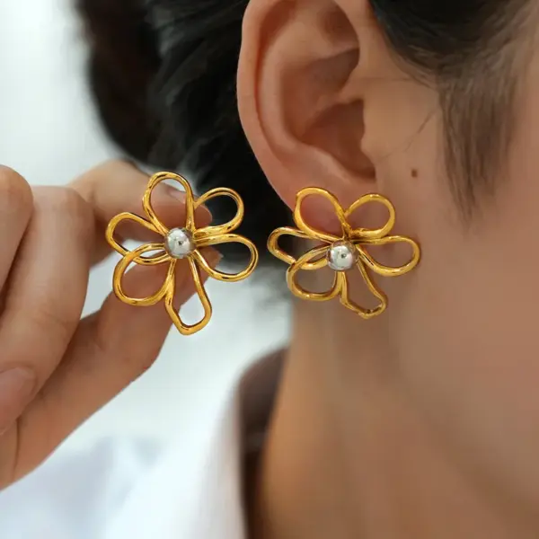 Wholesale Ion Plating (IP) Real Gold Plated 18K Gold Flower 304 Stainless Steel Sweet Simple Style Waterproof Non Tarnish Ear Studs