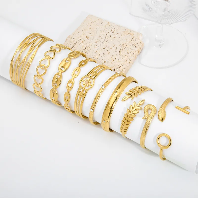 Wholesale PVD Coated Real Gold Plated 18K Gold Geometric Heart Shape Snake 304 Stainless Steel Modern Style Waterproof Non Tarnish 304 Stainless Steel