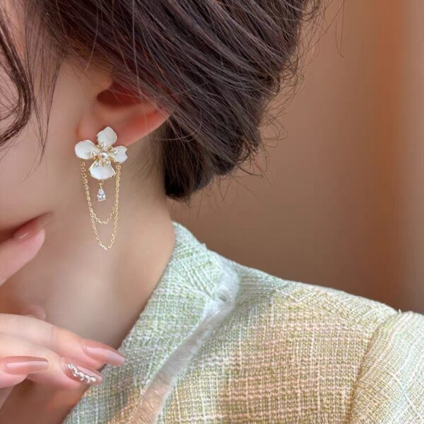 Wholesale French-style luxury earrings with diamond and pearl embellishments, featuring a unique and sophisticated aesthetic.