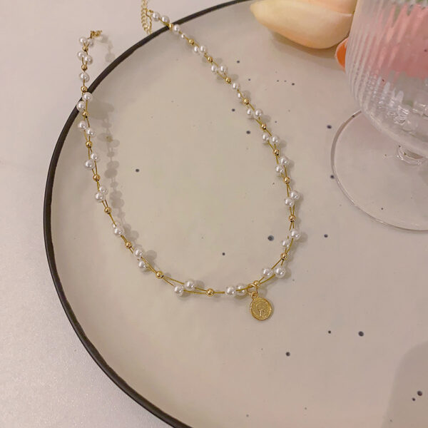 Wholesale European and American retro portrait pendant necklace women's ins tide light luxury niche high-end twisted pearl clavicle chain