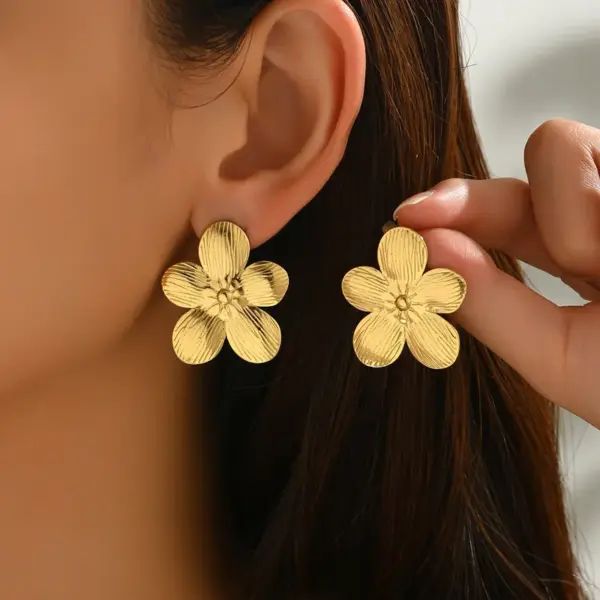304 Stainless Steel Flower PVD Coated Real Gold Plated 18K Gold Vintage Style Simple Style Waterproof Non Tarnish Ear Studs