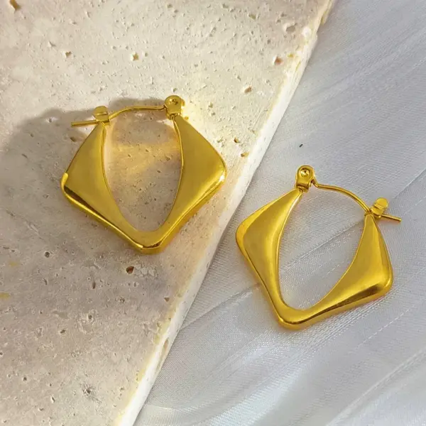 Wholesale 1 Pair Elegant Retro Geometric Heart Shape Titanium Steel Earrings