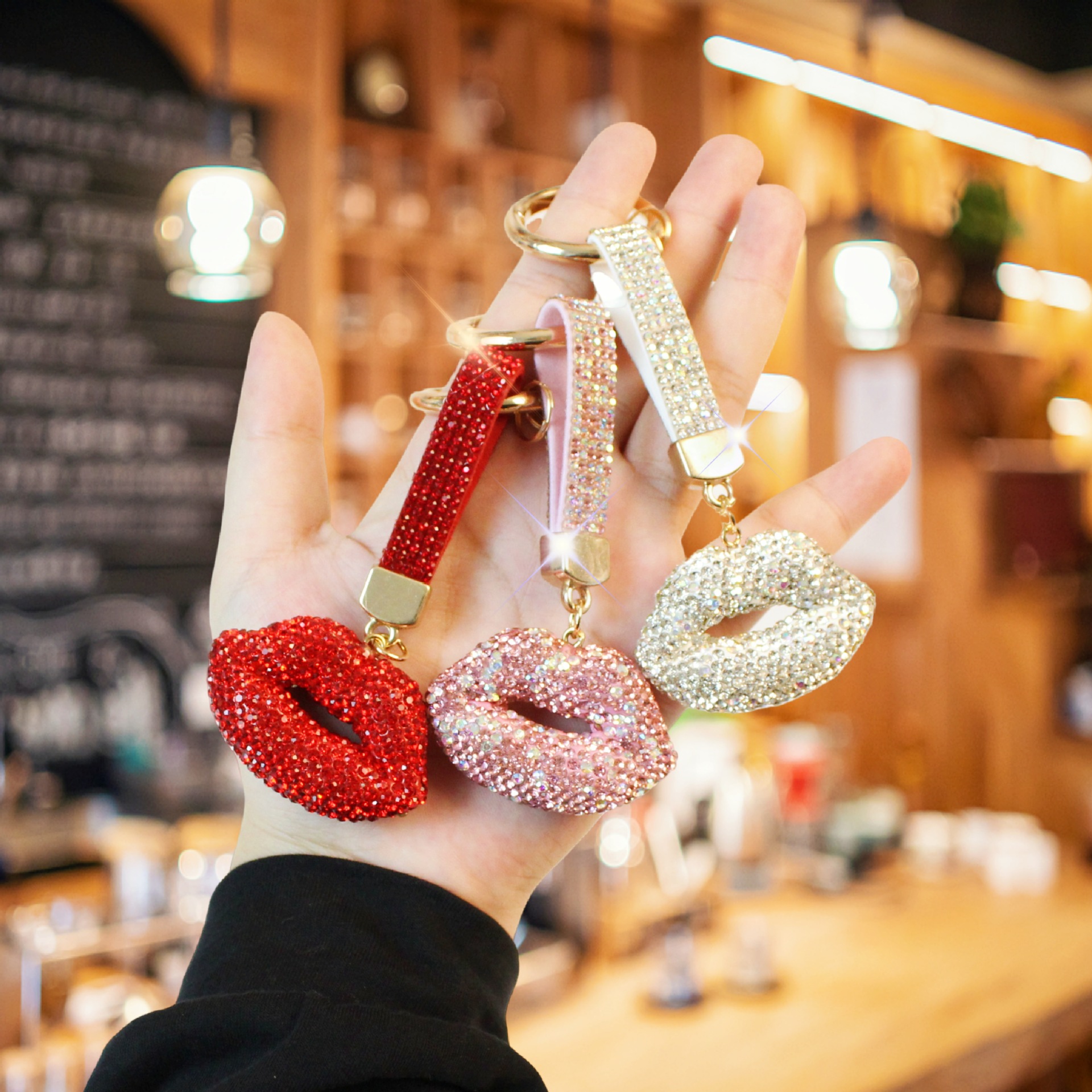 Wholesale Creative Lip Keychain Light Luxury Niche Design Car Key Decoration Pendant Bag Diamond Jewelry