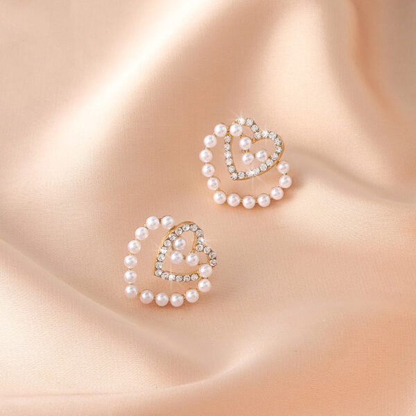Wholesale Fashionable retro Pearl-inlaid lovely pearl earrings peach heart-shaped light luxury elegant all-match women's hollow earrings jewelry