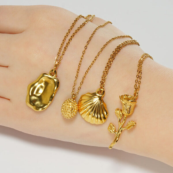 Wholesale European and American Personality Rose Necklace Female Niche Design 18K Advanced Sense Temperament Clavicle Chain Titanium Steel Pendant Jewelry