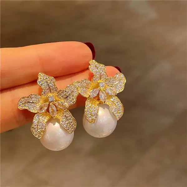 Wholesale 1 Pair Elegant Flower Plating Inlay Imitation Pearl Copper Zircon Earrings