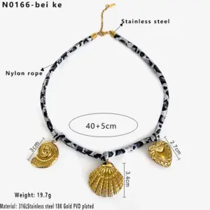 Gold Conch Shell Love Three Pendant Necklace / One Size