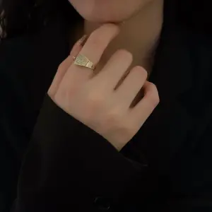 J651 Gold / Adjustable opening