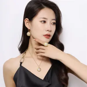 Gold / Three-Piece Set