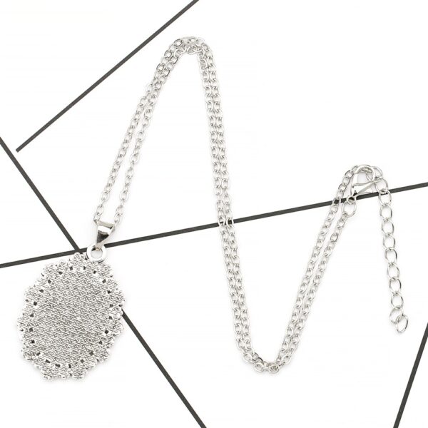 Wholesale Lace-trimmed oval clavicle chain, versatile everyday sweater chain, crystal-set pendant, OLY Exclusive