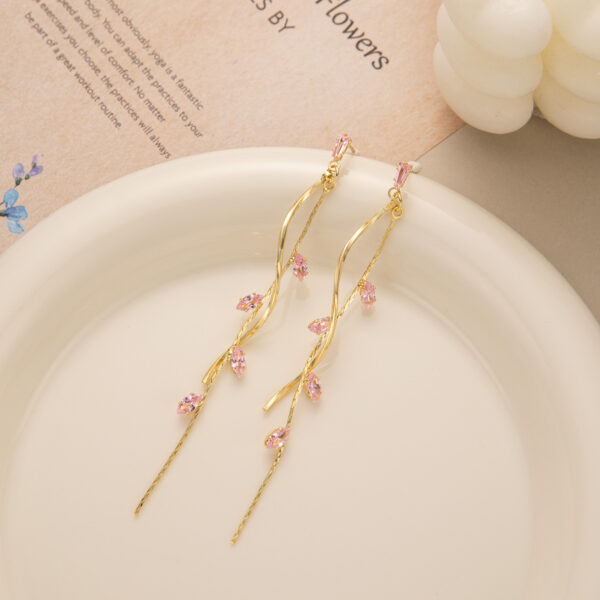 Wholesale French Style Light Luxury Long Elegant Elegant Elegant Leaf Tassel Earrings Women's Summer Style Distinctive Fashion Earrings