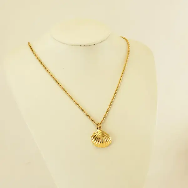 Wholesale PVD Coated 18K Gold Plated Shell 304 Stainless Steel Vacation Waterproof Non Tarnish 304 Stainless Steel Pendant Necklace
