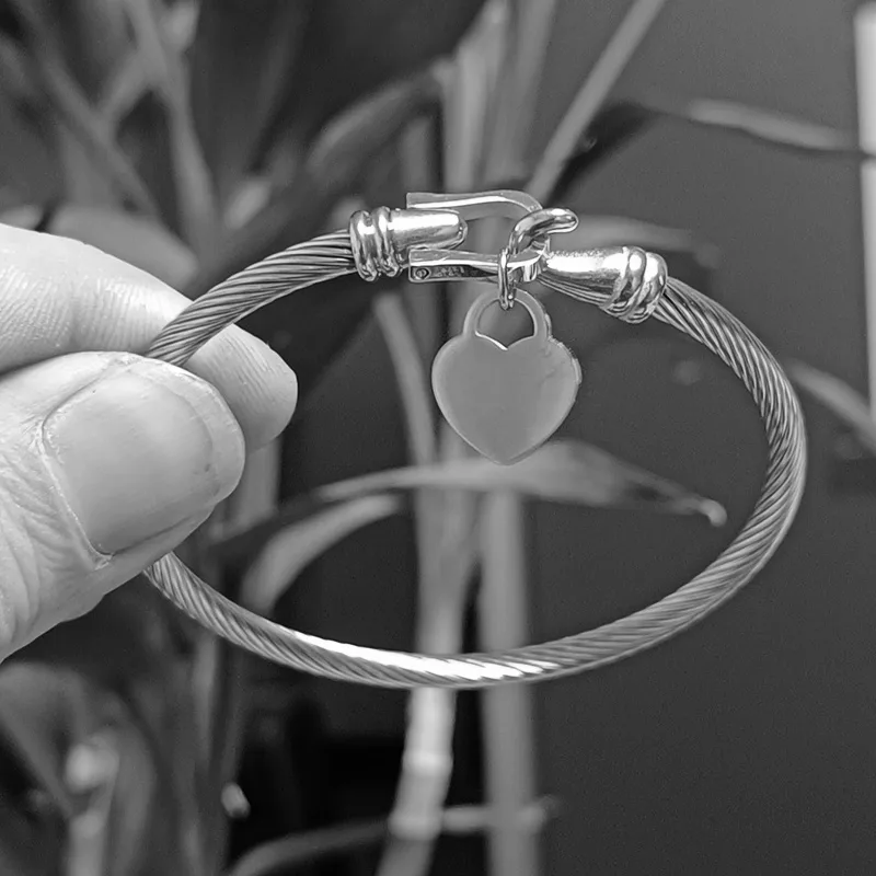 Wholesale PVD Coated Real Gold Plated 18K Gold Heart Shape 304 Stainless Steel Simple Style Waterproof Non Tarnish 304 Stainless Steel Bangle