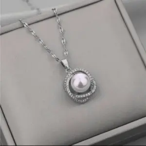 Silver-Winding Pearl Necklace (Lip Chain)