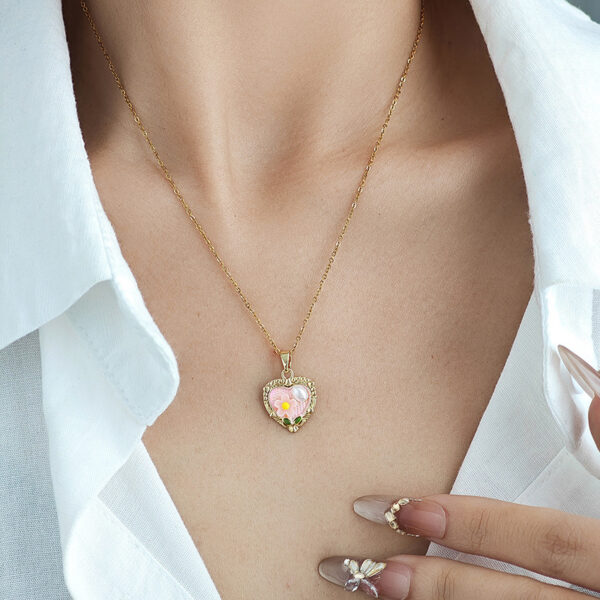 Wholesale Hot-Selling Heart Flower Necklace for Women, Niche Retro Light Luxury Pearl Clavicle Chain, Fashionable and Versatile Accessory