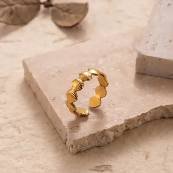 Wholesale PVD Coated Leaf Solid Color Snake 304 Stainless Steel Retro Waterproof Non Tarnish Open Ring