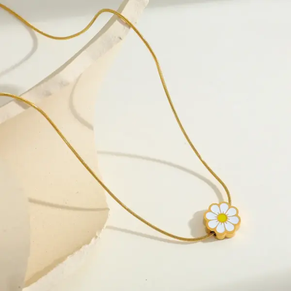 Wholesale Gold Plated 18K Stainless Steel Flower Pendant Necklace Women's Casual Cute Artistic Design Four Seasons Versatile Jewelry
